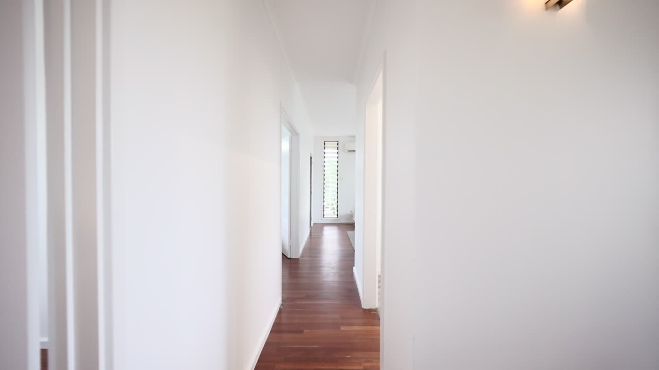 interior contemporáneo moderno sala de estar comedor y zona de cocina con lujosos pisos de madera y accesorios y muebles completos