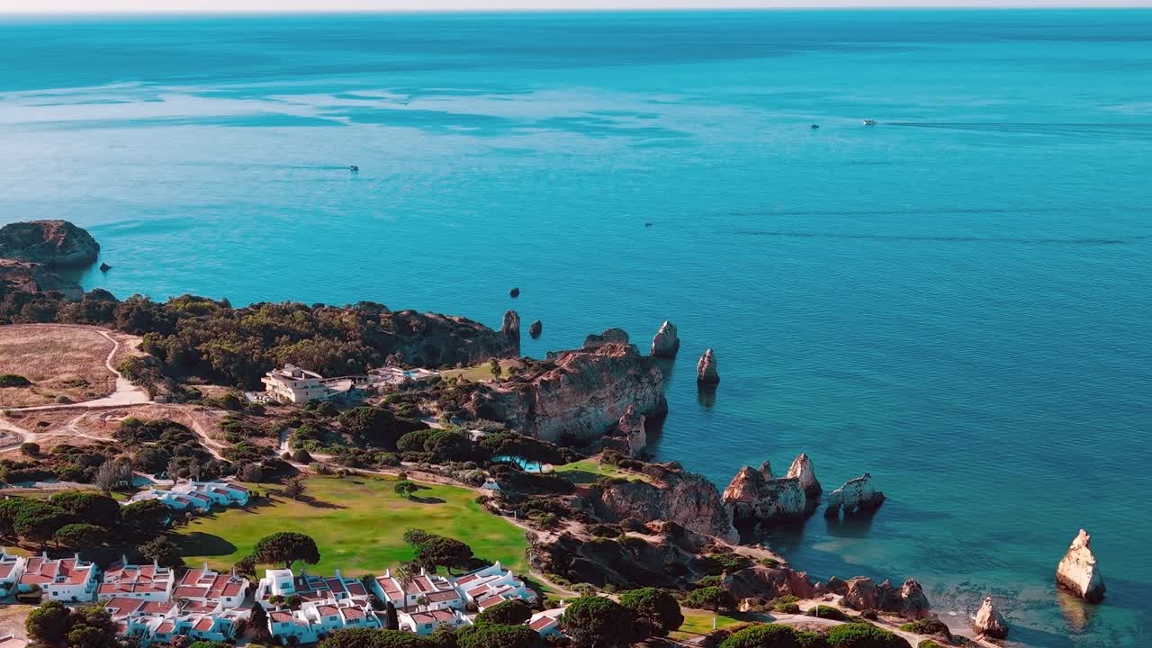 Vista costiera della regione dell'Algarve in Portogallo durante le ore diurne
