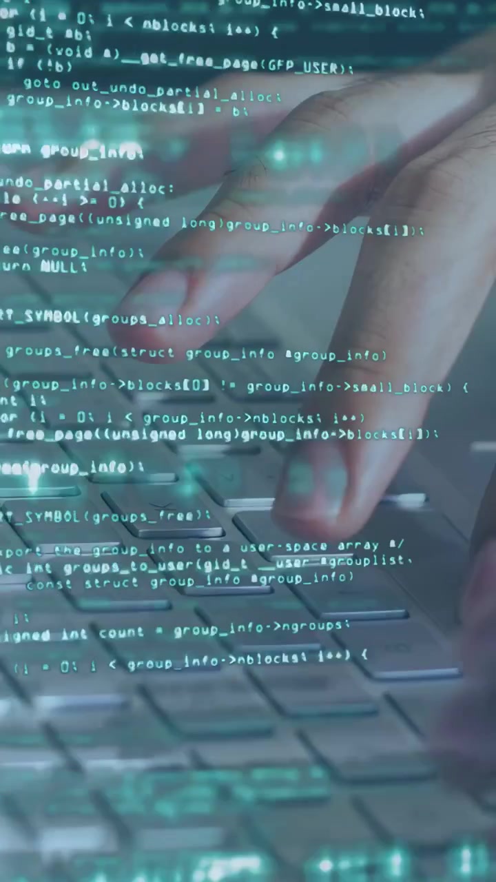 Vídeo vertical: Mãos do desenvolvedor movendo-se para as teclas, digitando após sobreposição de código azul-petróleo sobre o teclado para programar.