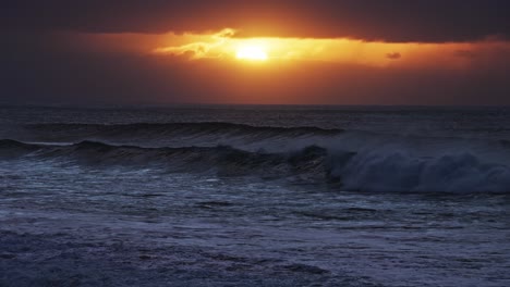 Hermosas-Olas-Del-Océano-En-Cámara-Lenta-Chocando-Y-Rompiendo-En-La-Orilla-Del-Mar-En-Hawaii