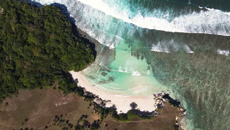 Blick-Von-Oben-Auf-Den-Türkisfarbenen-Strand-Mit-Schaumigen-Wellen-In-Pantai-Watu-Bella-Im-Westen-Von-Sumba-Regentschaft,-Ost-Nusa-Tenggara,-Indonesien