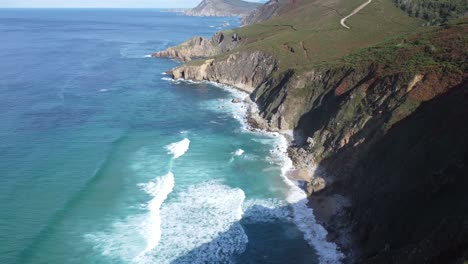 impresionantes acantilados cerca de la playa de ponzos en galicia en españa, océano atlántico