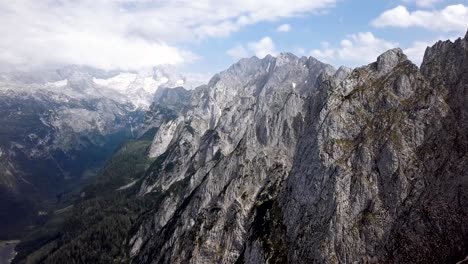 vista aérea del macizo de gosaukamm y dachstein, el lago gosau en salzkammergut, alta austria.
