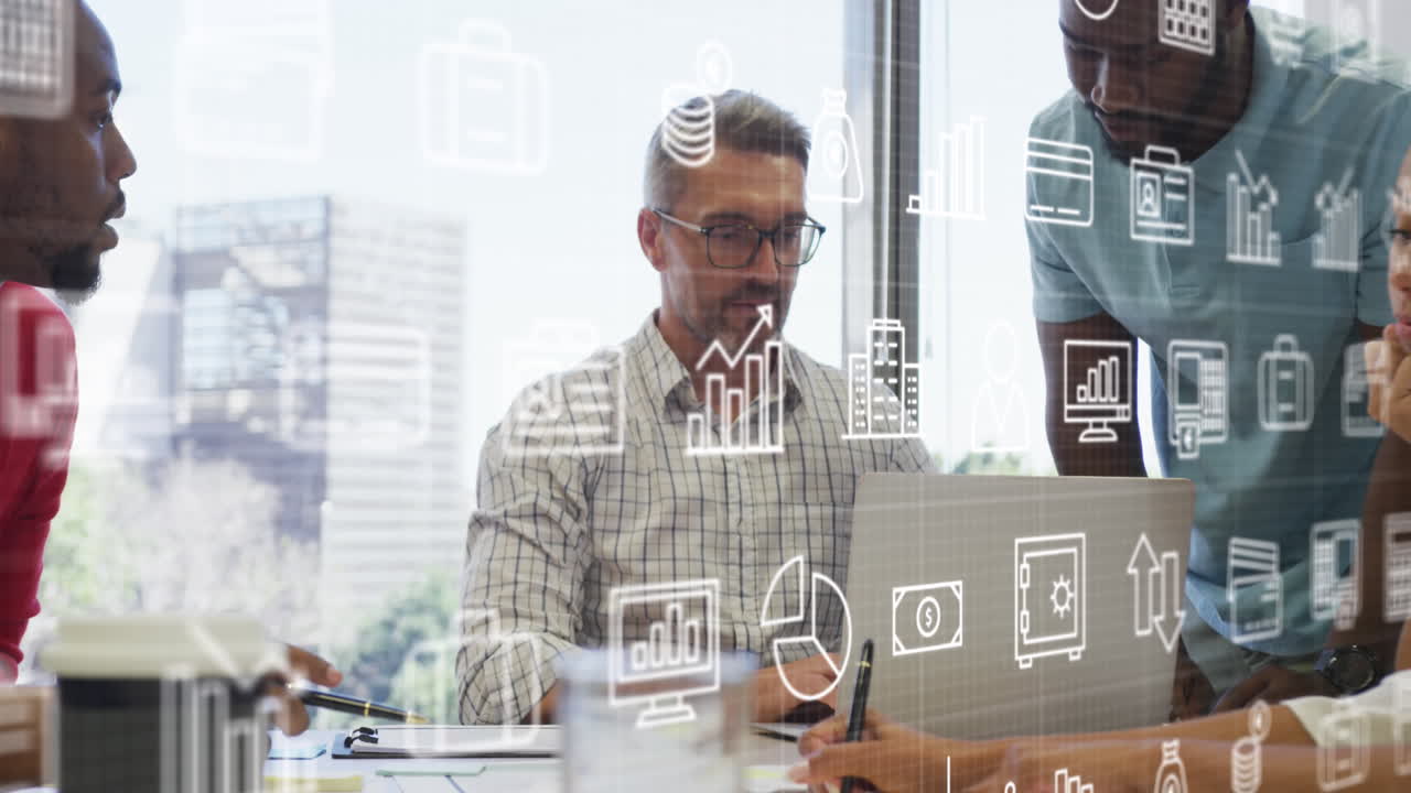 animación de múltiples iconos sobre diversos compañeros de trabajo discutiendo el informe en la computadora portátil en la oficina