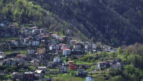 Abgelegene-Stadt-Villadossola-Mit-Uhrturm-Am-Grünen-Hang-Der-Italienischen-Alpen