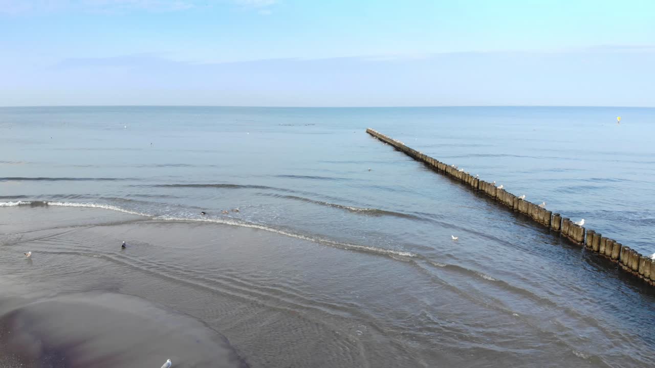 toma aérea de la playa de arena en ustka en invierno