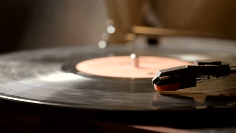 primer plano del uso de un reproductor de discos de vinilo anticuario. reproductor de mesa giratoria, dejando caer la aguja del lápiz en el disco de vinilo jugando