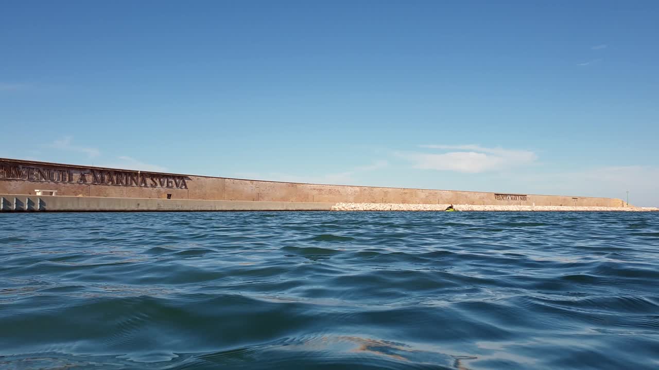 이탈리아 마리나 스베바 항구 출구