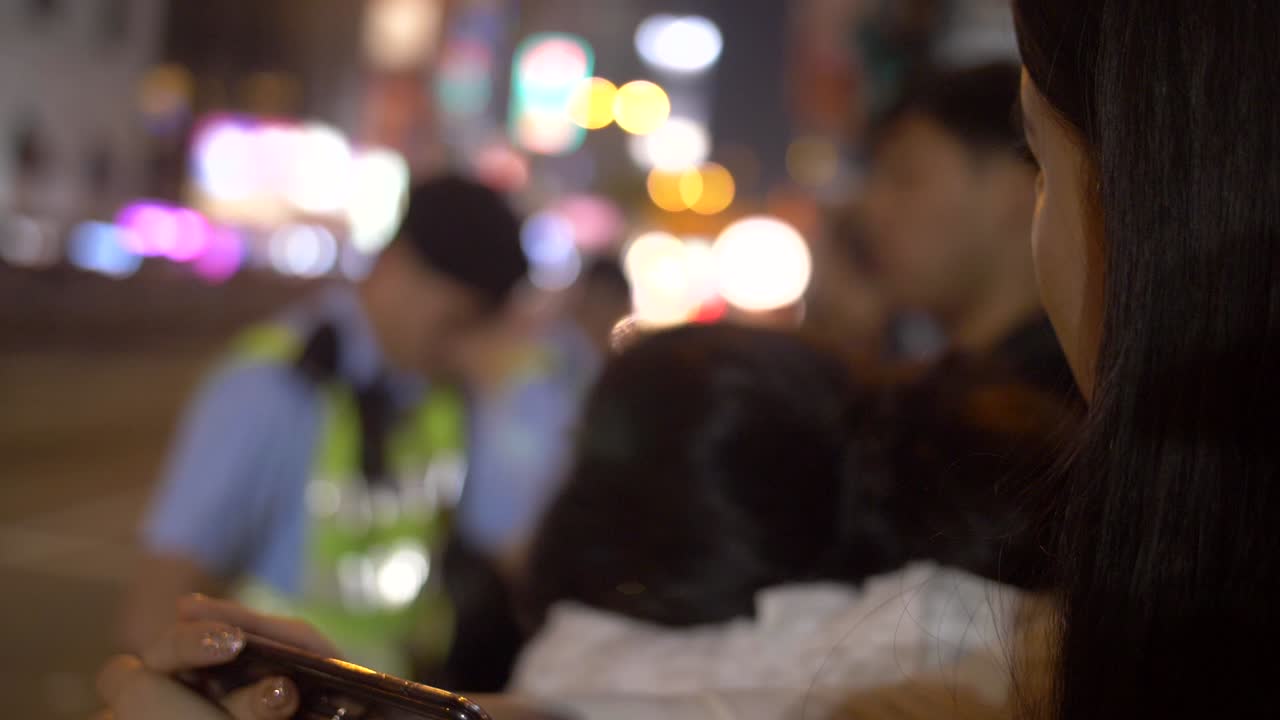 persona viendo desfile en hong kong