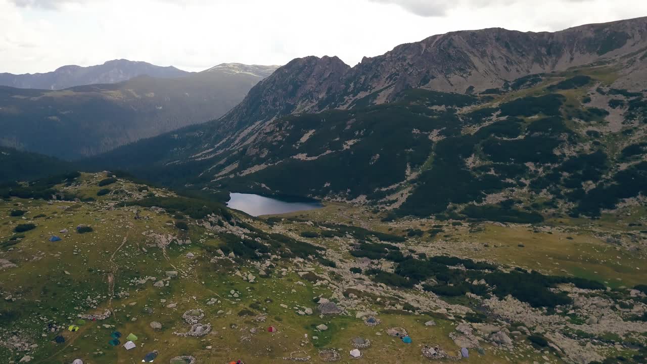 Flyver over teltene, mens vandrere forbereder sig på at bestige Peleaga den næste dag.