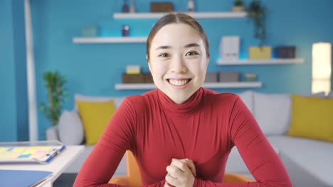 Asiatische-Junge-Frau-Beginnt-Vor-Freude-Zu-Schreien,-Als-Sie-Sieht,-Was-Sie-Sieht,-Während-Sie-Auf-Den-Laptop-Schaut.