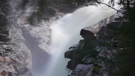 Una-Poderosa-Y-Tumultuosa-Cascada-Cae-Sobre-Las-Piedras-Oscuras-En-Medio-Del-Bosque-De-Verano