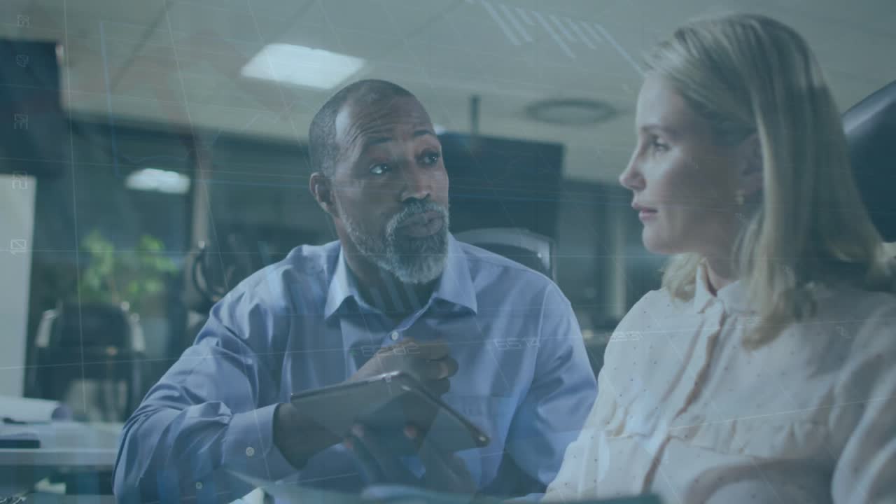 animación del procesamiento de datos sobre diversas personas de negocios en la oficina