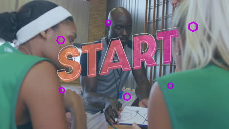 animación del texto de inicio en rosa, sobre un equipo deportivo femenino diverso discutiendo tácticas con un entrenador masculino