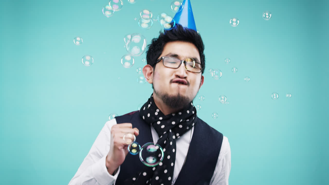 미치광이 얼굴 아시아인 남자가 거품 샤워에서 춤을 춘 느린 동작 사진 부스 파란색 배경