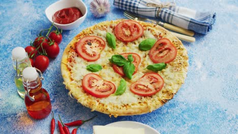 Köstliche-Italienische-Pizza-Serviert-Auf-Blauem-Steintisch,-Von-Der-Seite-Geschossen?