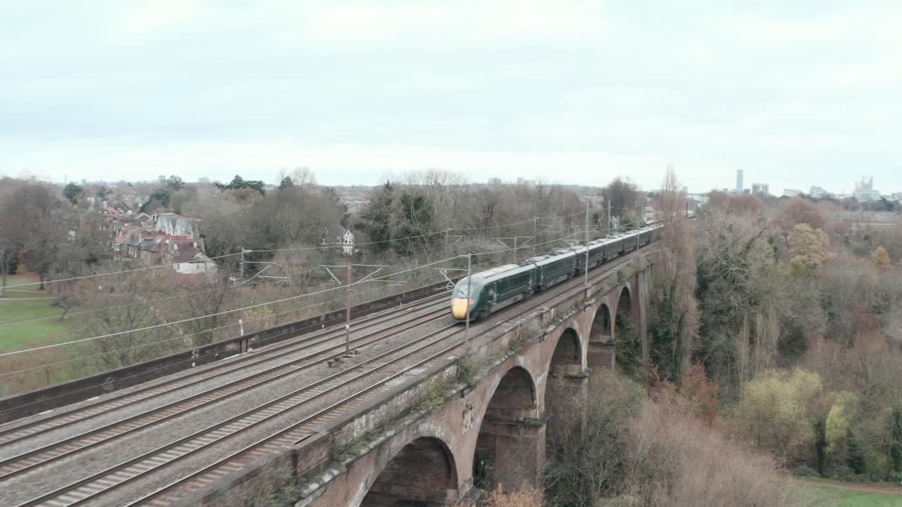 wharncliffe viaduct london을 통해 great western railway javelin 고속 열차의 드론 샷을 따르십시오.