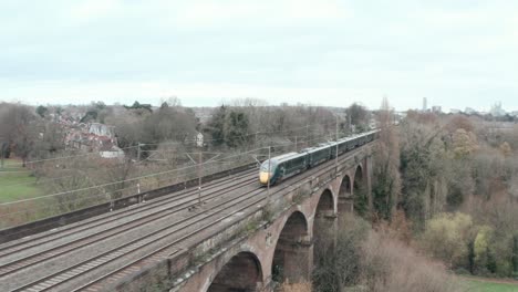 Folgen-Sie-Der-Drohnenaufnahme-Des-Javelin-Hochgeschwindigkeitszugs-Der-Great-Western-Railway-über-Das-Wharncliffe-Viadukt-London