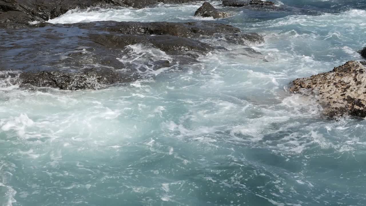 파도가 들어오고 있습니다.