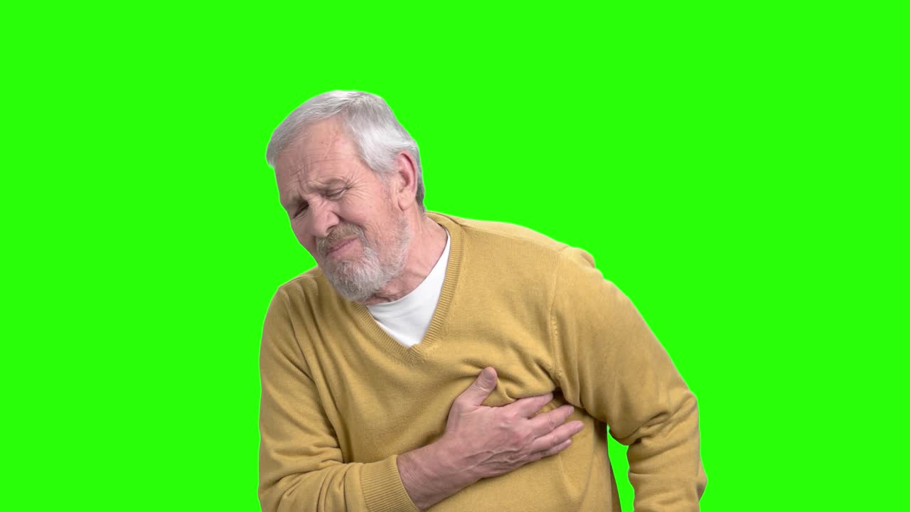 un anciano con dolor de corazón.