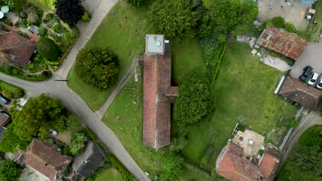 una toma de st. margaret de la iglesia de antioquía, sacándose para revelar más del pueblo de womenswold