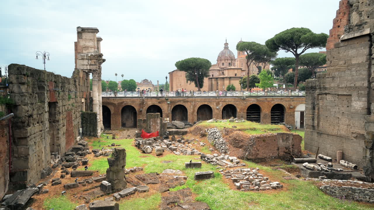 Panorama urbano dell'antico centro di Roma, Italia. Antichi scavi, persone a passeggio, edifici storici in lontananza