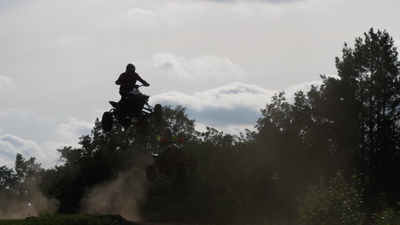 Gara di quad: un quad salta su una collina, la telecamera lo segue, a Berlino, Germania