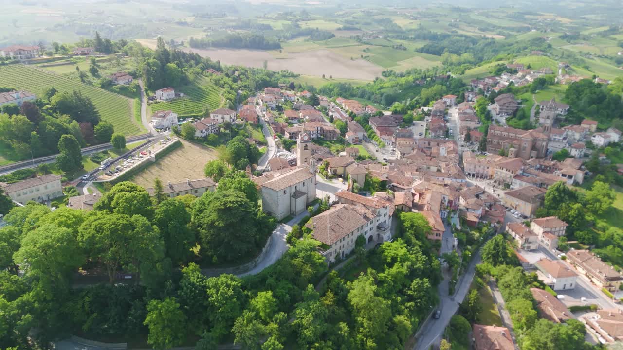 monforte d'alba, región de langhe, cuneo, piamonte, italia. vista aérea en 4k de la plaza de la iglesia, la torre del reloj y el auditorio de horszowski. langhe-roero y monferrato. inclinarse hacia abajo volando por encima de la iglesia.