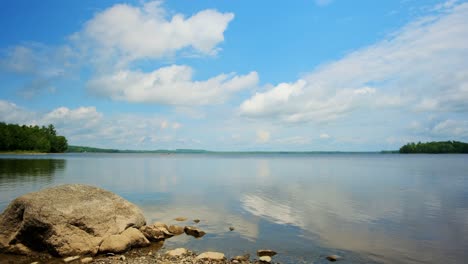 Friedlicher-See,-Der-Den-Himmel-Reflektiert