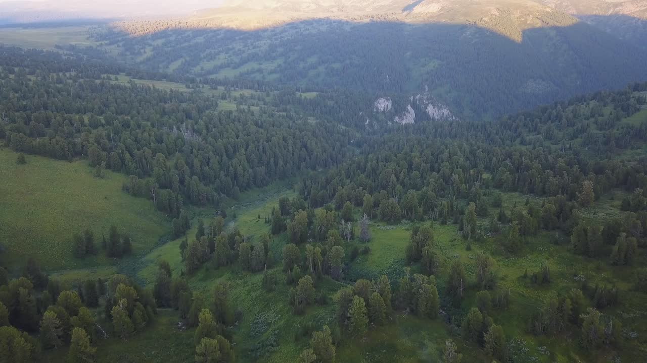 vista aérea de un valle de montaña exuberante