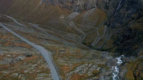 trollstigen es una carretera serpenteante de montaña y pasa en el municipio de rauma, condado de møre og romsdal, noruega