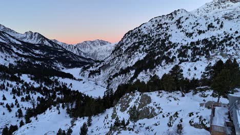 Drohnenaufnahmen-Einer-Berghütte-Unter-Dem-Schnee-Im-Morgengrauen,-Die-Ein-Verschneites-Tal-In-Den-Pyrenäen-Freigibt