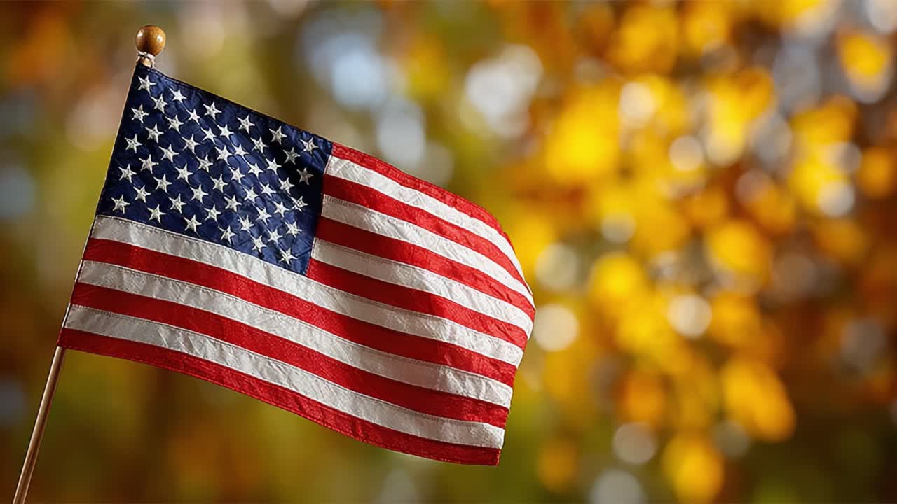 Una splendida immagine della bandiera americana su uno sfondo autunnale vivace, che simboleggia la libertà, il patriottismo e l'orgoglio nazionale nel cambiamento delle stagioni