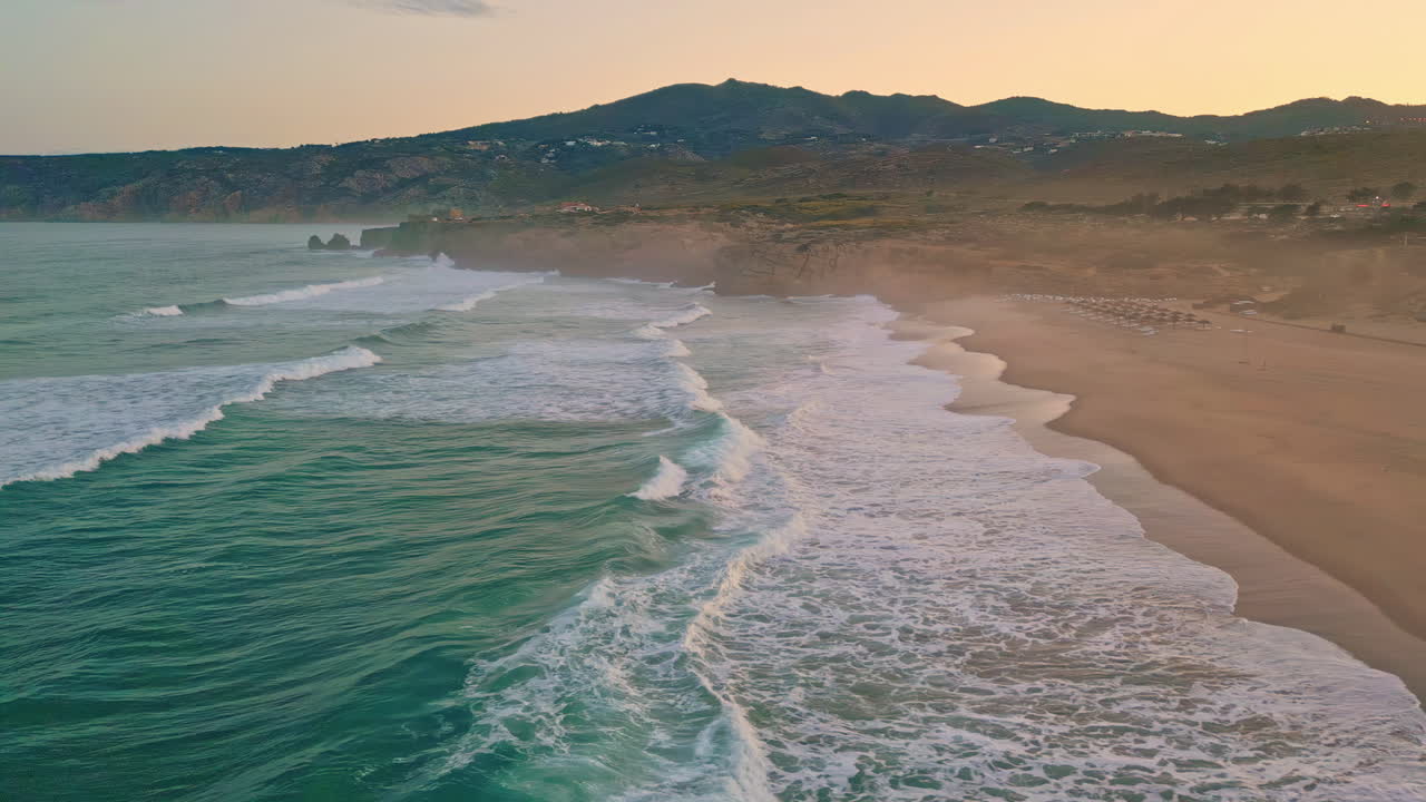 maravilloso paisaje marítimo de la noche costa lavada por las olas espumosas del océano. surf marítimo aéreo