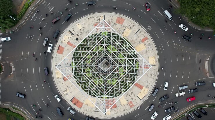 Vista aérea cenital del tráfico en la rotonda de Bekasi durante un día soleado. Coches circulando por la carretera.