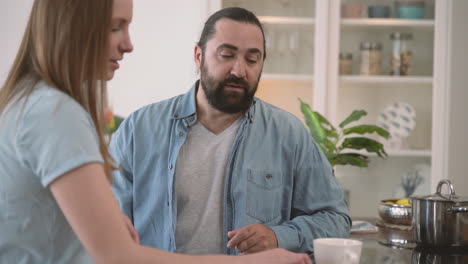 hombre barbudo y mujer discutiendo 1