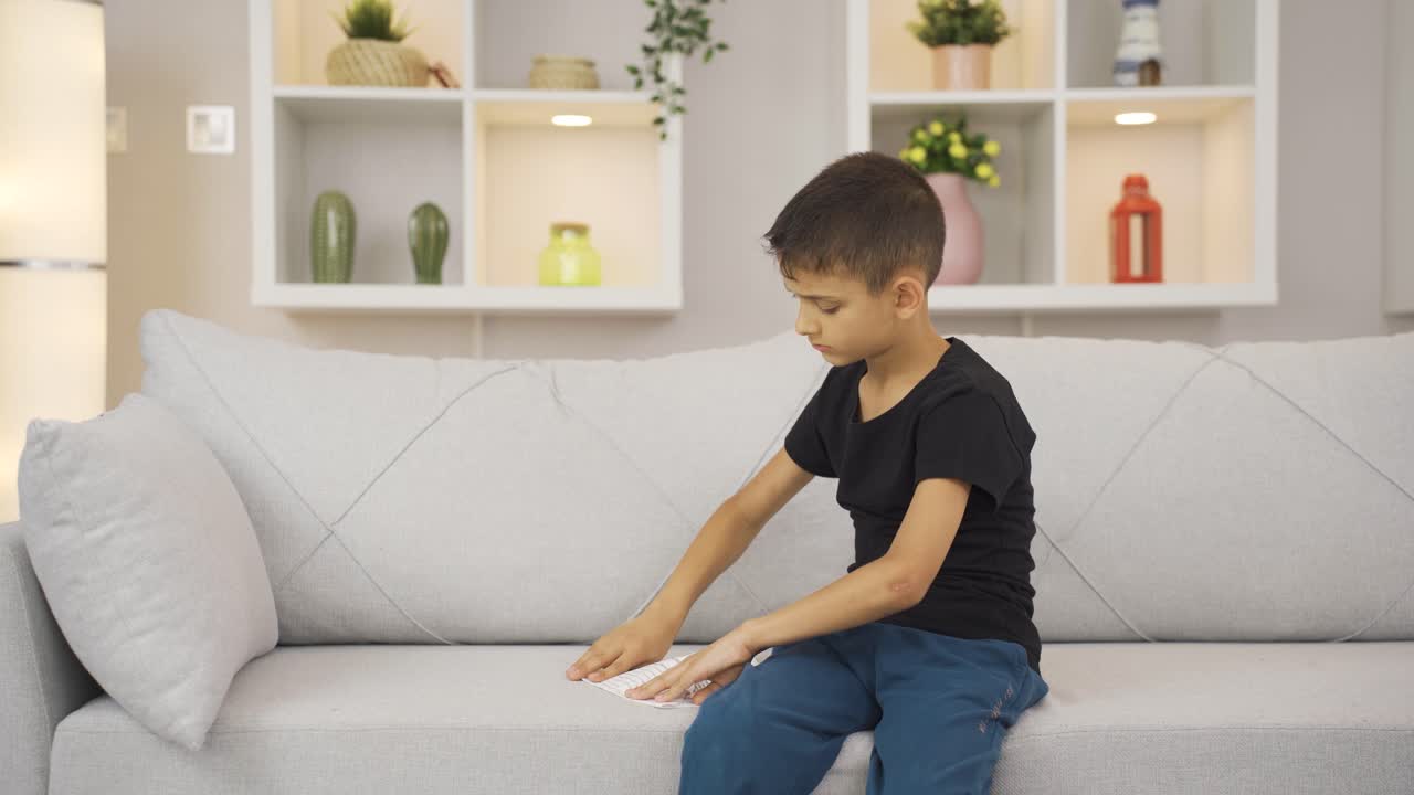 집에서 슬픈 실패한 소년.