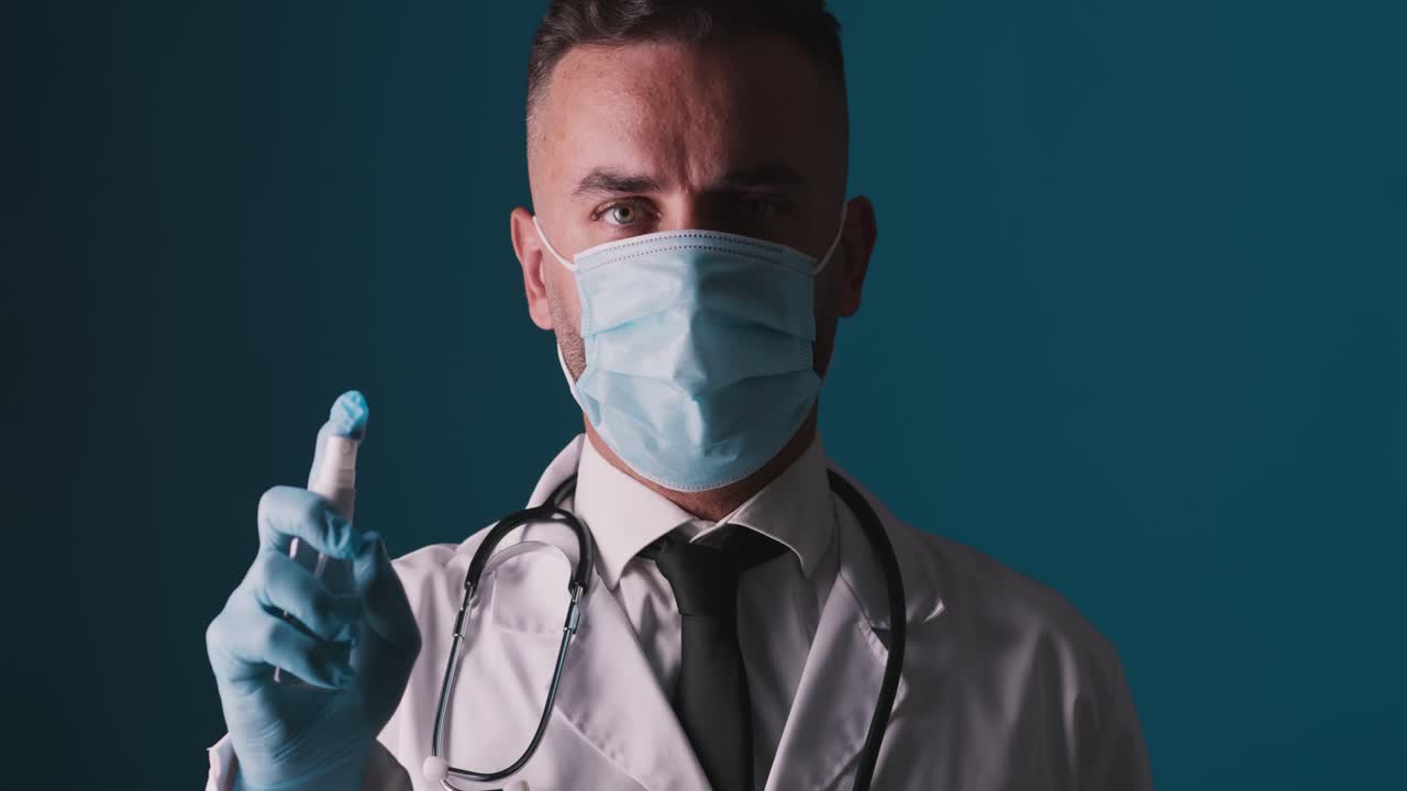 Médico Segurando Álcool em Gel