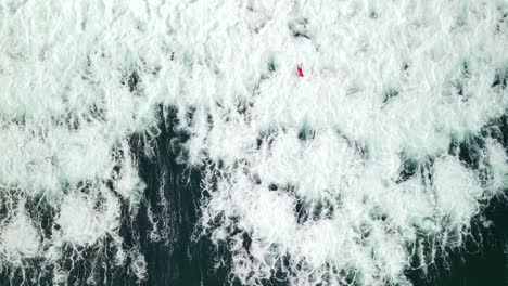 Surfer-Tauchen-Am-Strand-Von-El-Tunco-In-San-Salvador