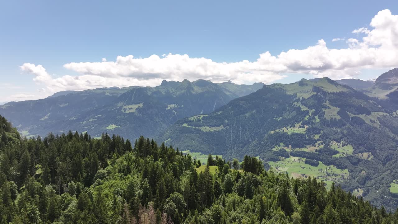 Beeindruckende Luftaufnahme des Walensees bei Weesen, Schweiz, die türkisfarbenes Wasser, üppig grüne Täler und die majestätischen Schweizer Alpen unter einem strahlend blauen Sommerhimmel zeigt