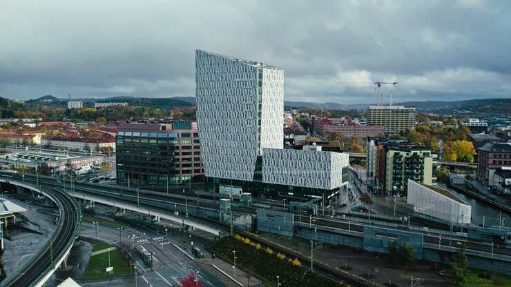 Giornata piovosa a Göteborg con una scena di transito pendolare trafficata.