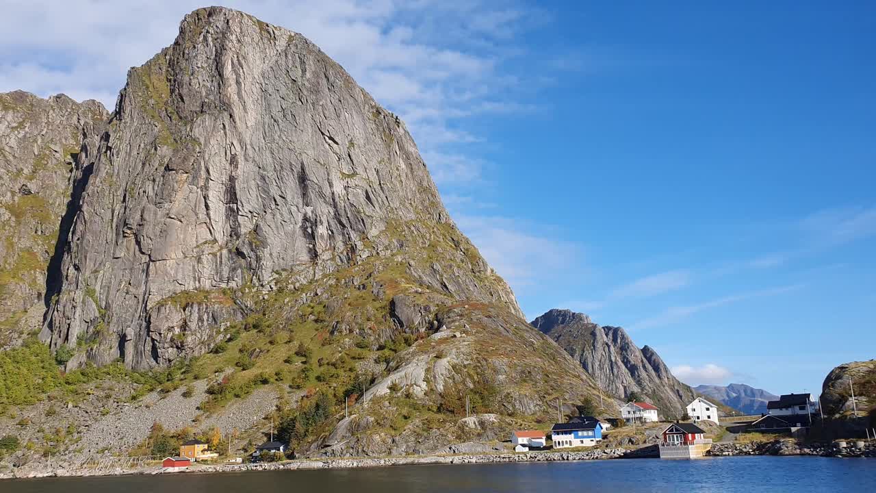 노르웨이 의 로포텐 섬 에 있는 하모이 만 을 바라보는 풍경