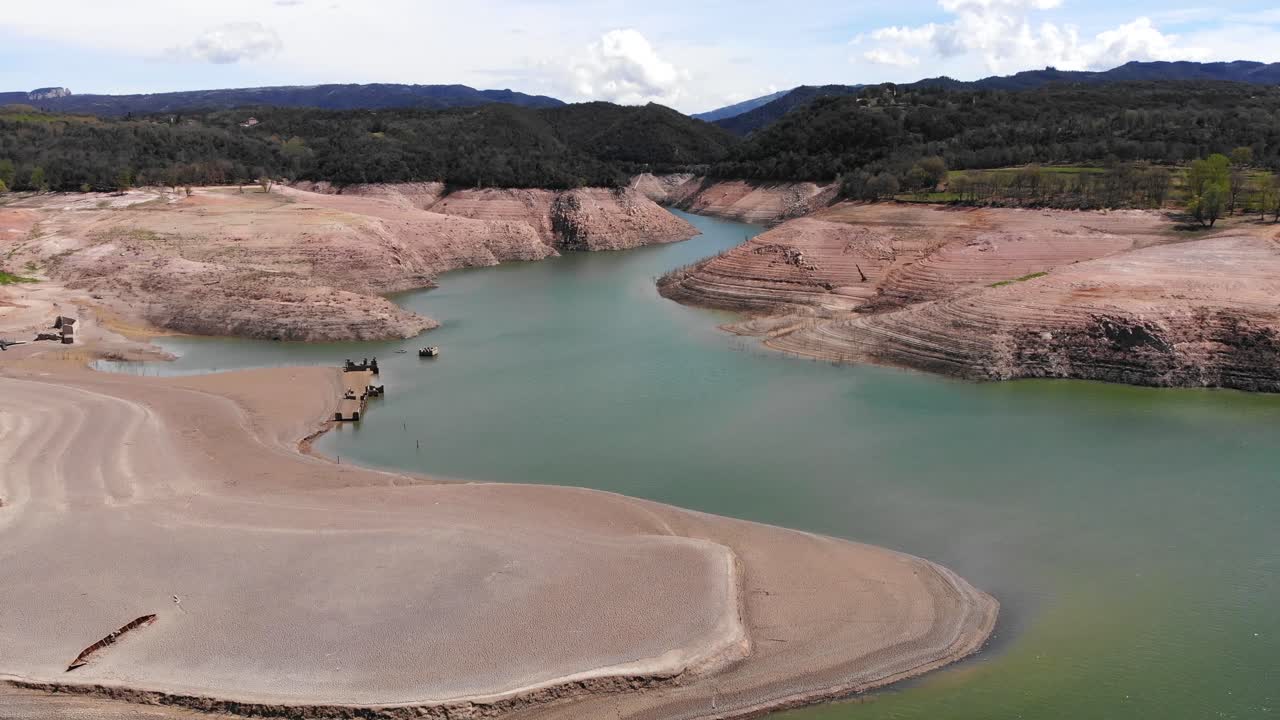 reservorio vacío. disparo aéreo. sequía