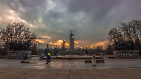 Un-Lapso-De-Tiempo-Al-Atardecer-De-Una-Plaza-Con-Ciclistas-En-Sofia-Bulgaria