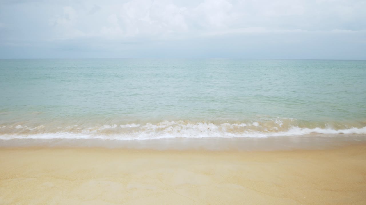 거품이 있는 천연 바다 물결