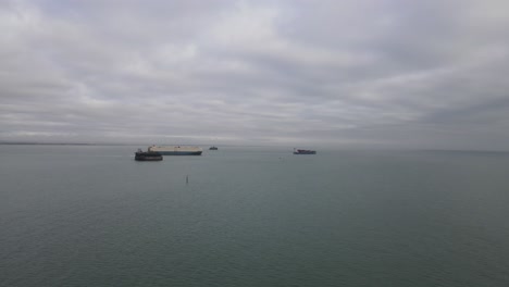 4k-30fps-Drohnenflug-Aus-Der-Luft,-Vorbei-An-Der-Festung-Sol-In-Richtung-Zweier-Containerschiffe,-Die-Auf-Der-Isle-Of-Wight-Auf-See-Fahren