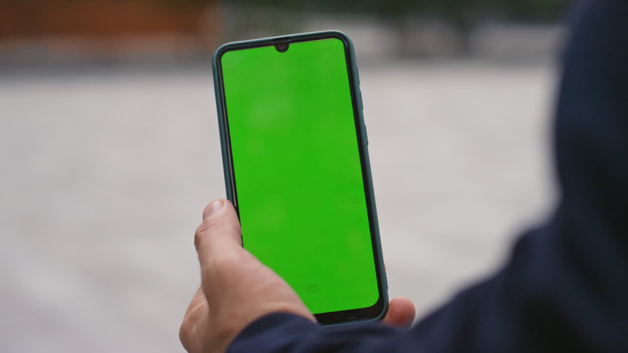 manos del gerente sosteniendo la llave de croma teléfono inteligente fuera de primer plano. hombre comprobando sms