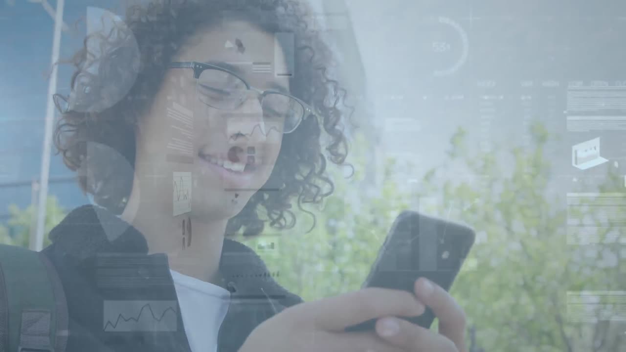 animación del procesamiento de datos financieros sobre el hombre utilizando un teléfono inteligente