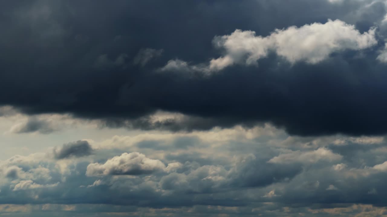 hermoso cielo oscuro dramático con nubes tormentosas el tiempo transcurre antes de la lluvia