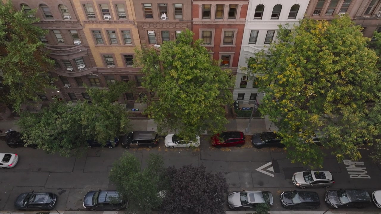 Vue aérienne d'une rue calme de l'Upper West Side à Manhattan. Filmé un après-midi d'automne à New York